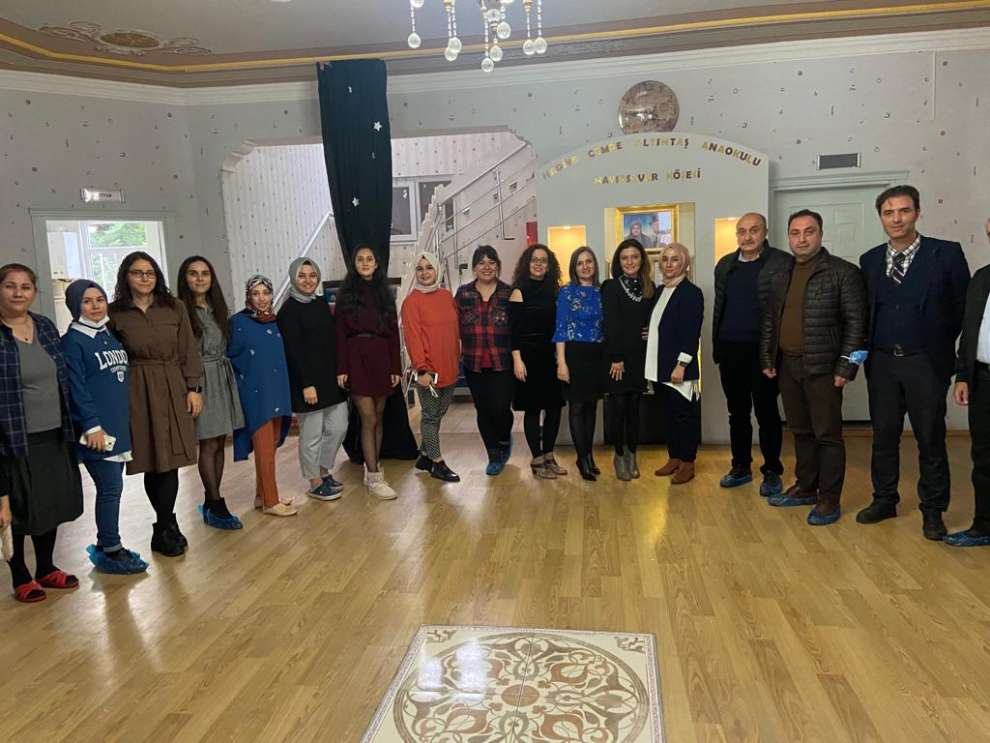 Halit Altıntaş ile Turgut Altıntaş, 24 Kasım Öğretmenler Günü nedeniyle babalarının ismini taşıyan okulda , öğretmenleri ziyaret ederek günlerini kutladılar.
