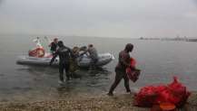 Gönüllüler kıyıdan, dalgıçlar su altında temizlik yaptı
