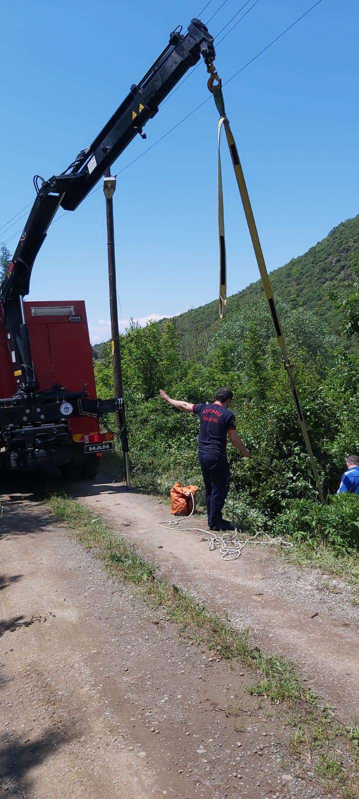 25 metrelik çukura düşen inek kurtarıldı