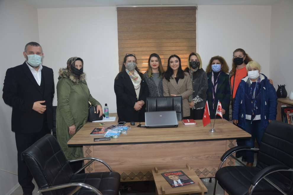 8 Mart Dünya Kadınlar Günü nedeniyle gazetemize gelen İyi'ler, Gölge'nin kadın çalışanlarının gününü kutladılar.