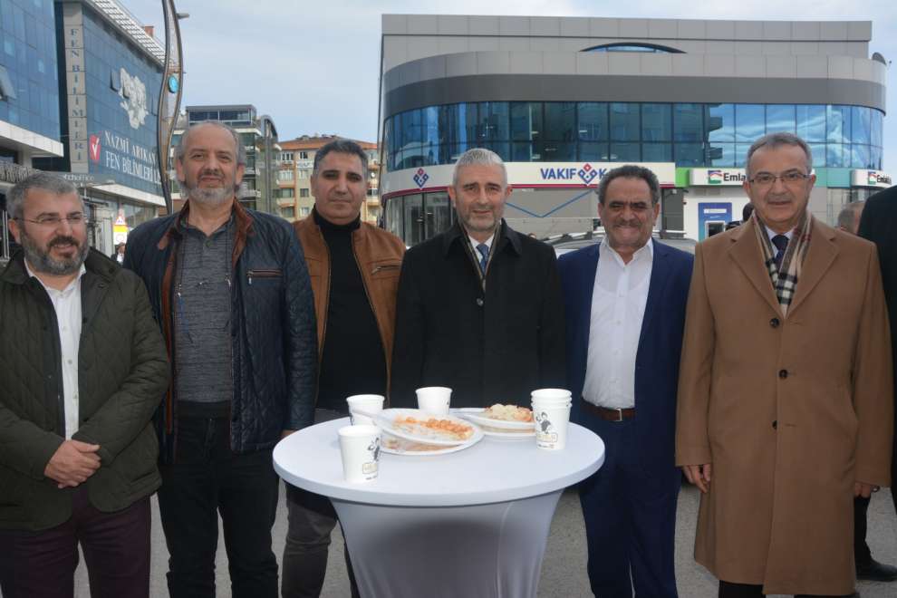 Açılış törenine önceki dönem Gebze Belediye Başkanı Adnan Köşker de katıldı.