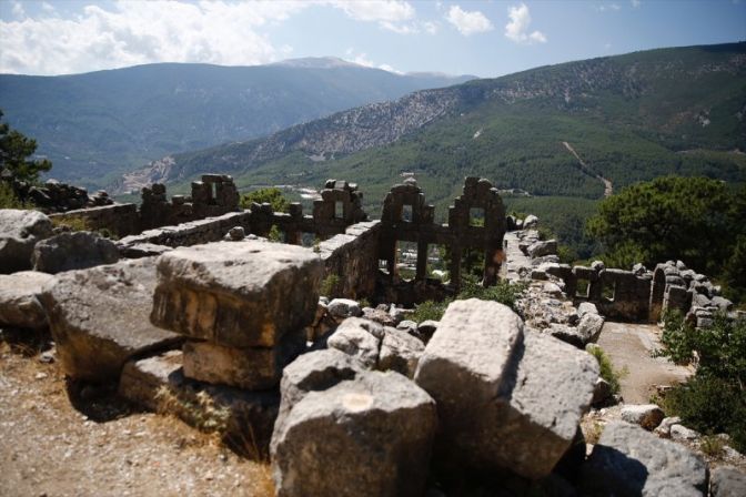 Antalya'da bin 700 yıl öncesine ait 8 odalı villa kalıntısı bulundu