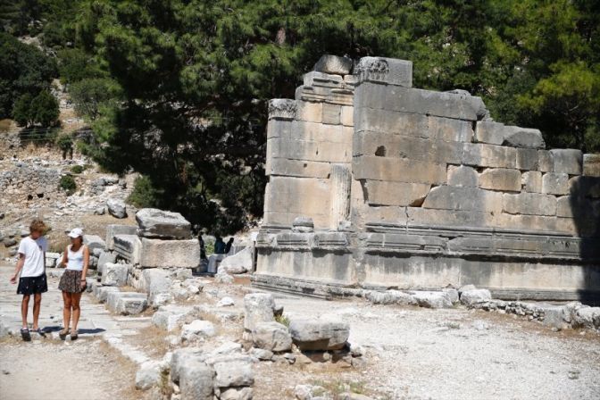 Antalyada bin 700 yıl öncesine ait 8 odalı villa kalıntısı bulundu