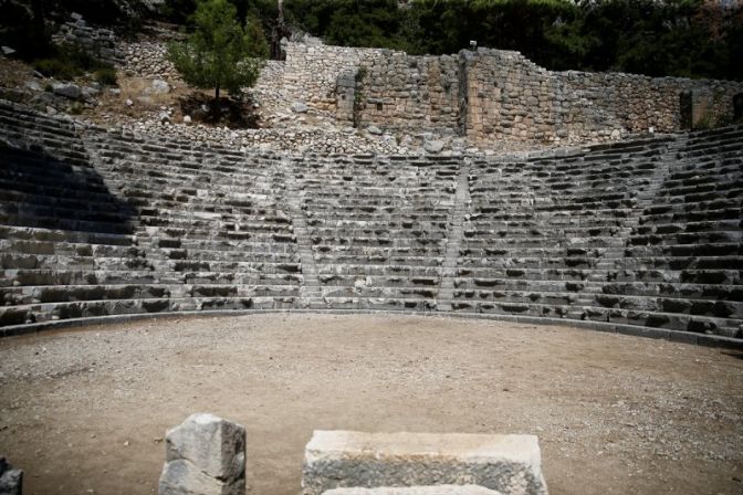 Antalya'da bin 700 yıl öncesine ait 8 odalı villa kalıntısı bulundu