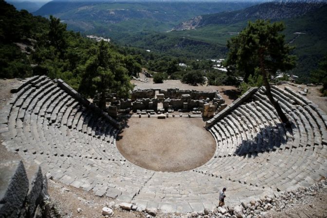 Antalya'da bin 700 yıl öncesine ait 8 odalı villa kalıntısı bulundu