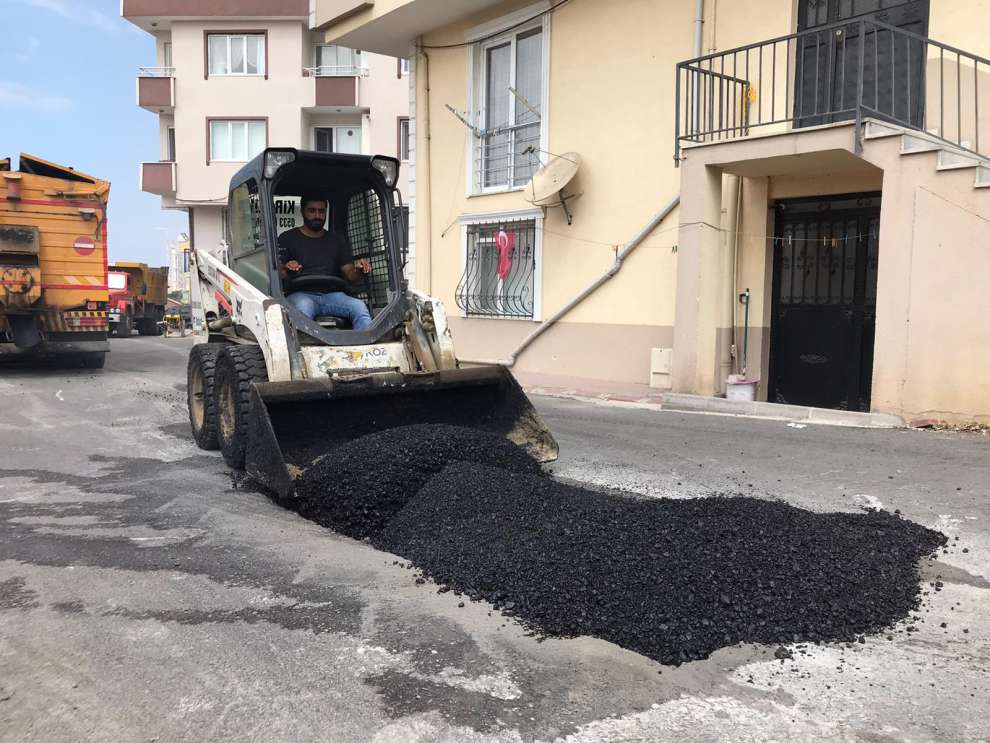 Asfalt yama, parke serim, bakım ve onarım çalışmalarını sürdürüyor.