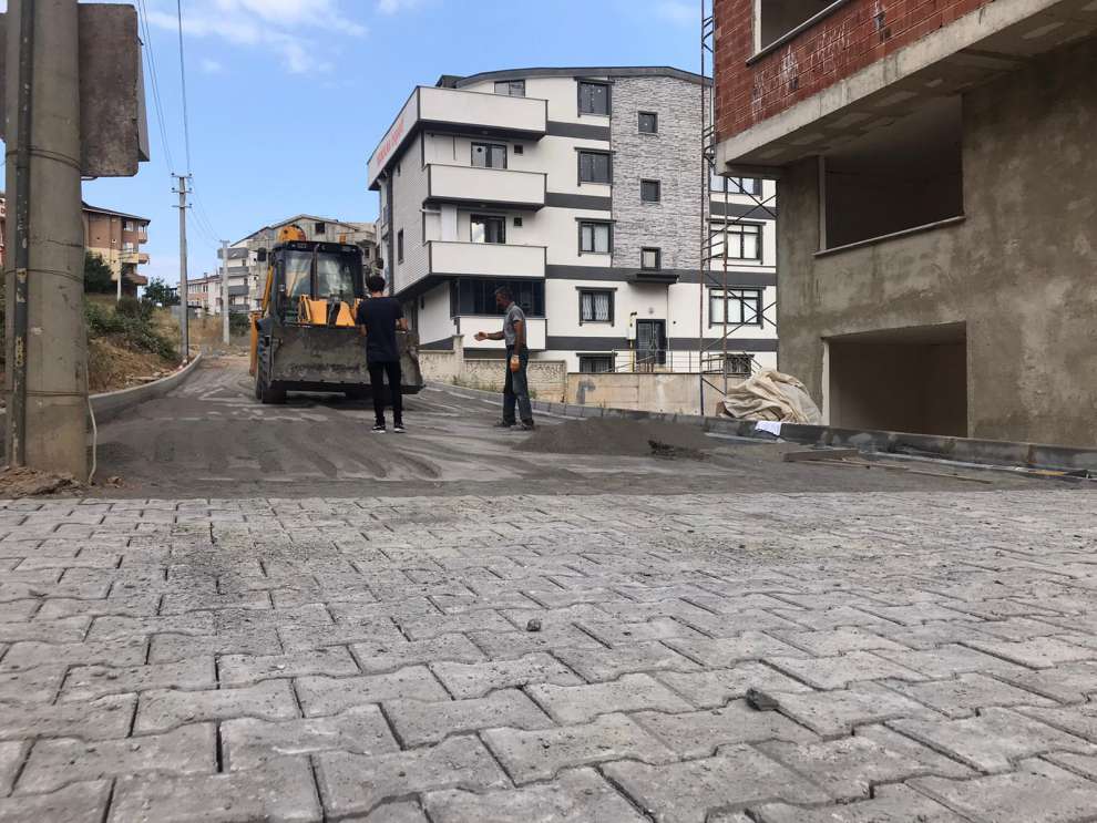 Asfalt yama, parke serim, bakım ve onarım çalışmalarını sürdürüyor.