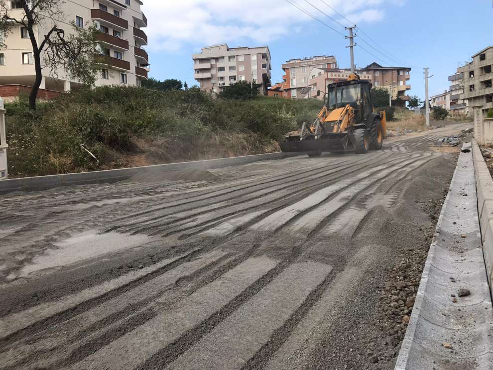 Asfalt yama, parke serim, bakım ve onarım çalışmalarını sürdürüyor.