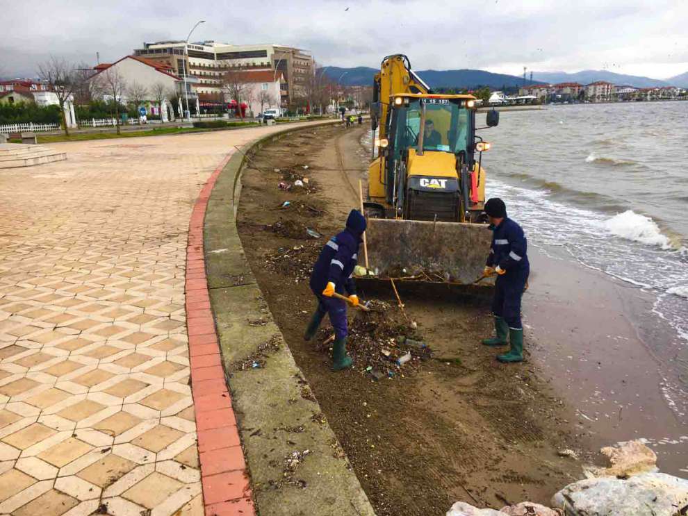 Başiskele sahilinde temizlik