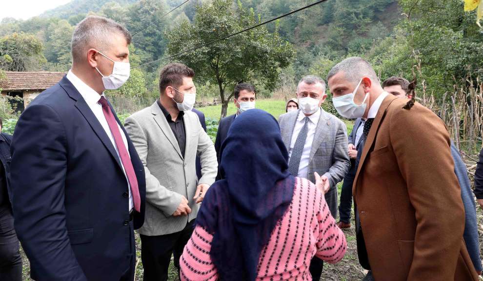 Başkan Büyükakın, Gölcük ilçesinin Selimiye ve Lütfiye köylerini ziyaret etti.