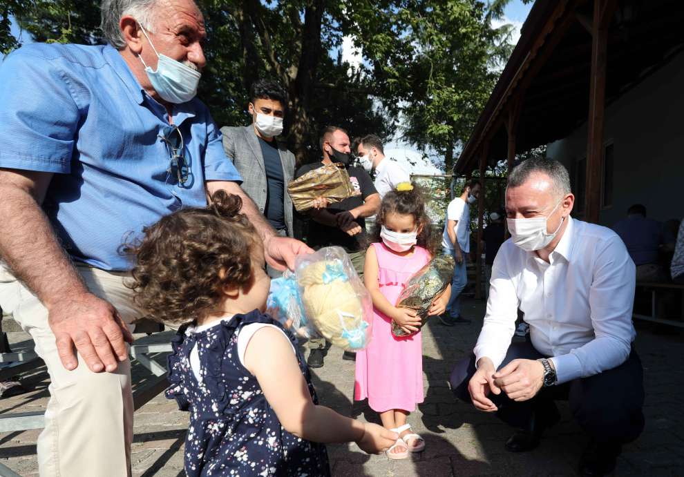 Başkan Büyükakın, Gölcük’ün Hamidiye, Mamuriye ve Siretiye köylerinde vatandaşlarla buluştu.