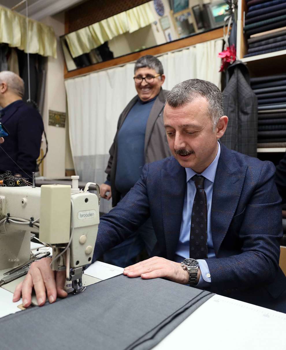 Başkan Büyükakın,esnaf ziyaretleri esnasında bir terzi dükkanına girerek ustalığını konuşturdu.