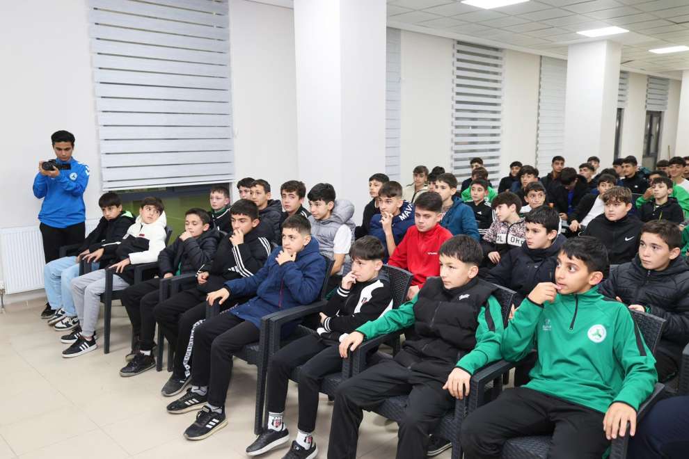 Başkan Büyükgöz Beylikbağısporun genç futbolcularıyla buluştu