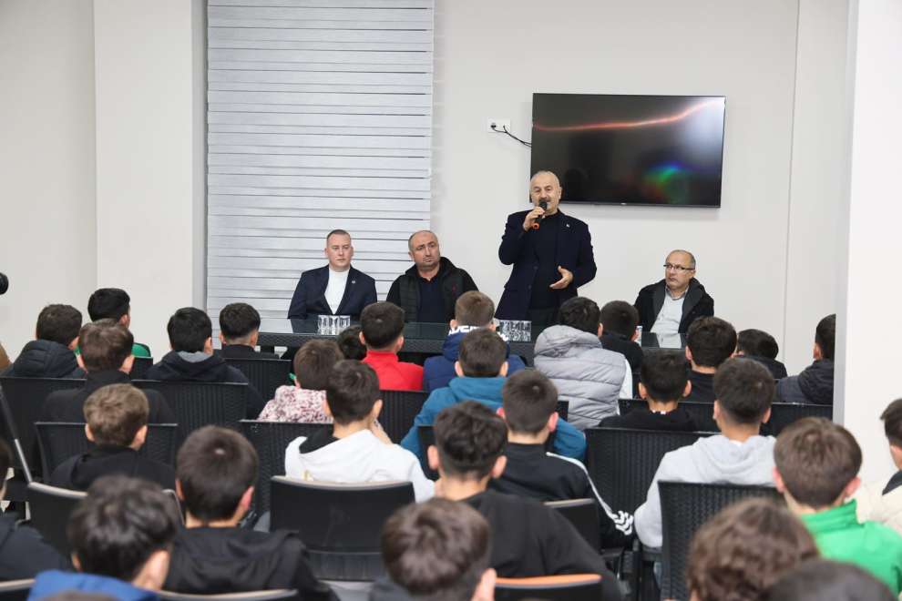 Başkan Büyükgöz Beylikbağısporun genç futbolcularıyla buluştu