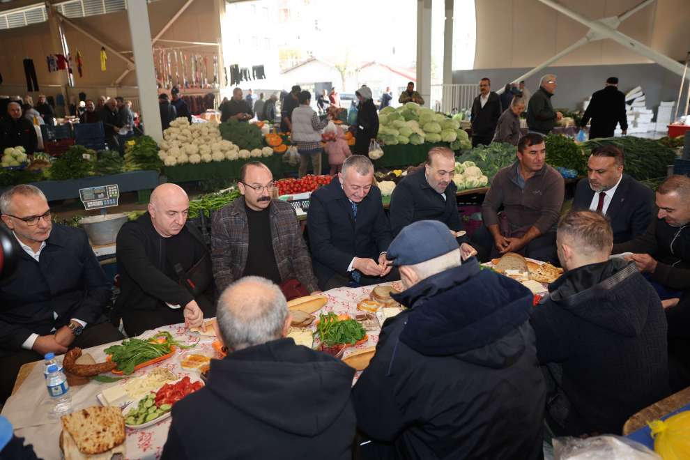 Başkanlar pazarcı esnafının sofrasına konuk oldu