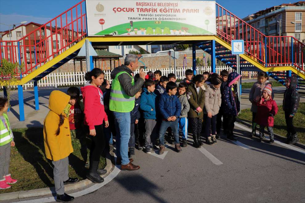 Bilgievleri öğrencileri trafik eğitim parkında