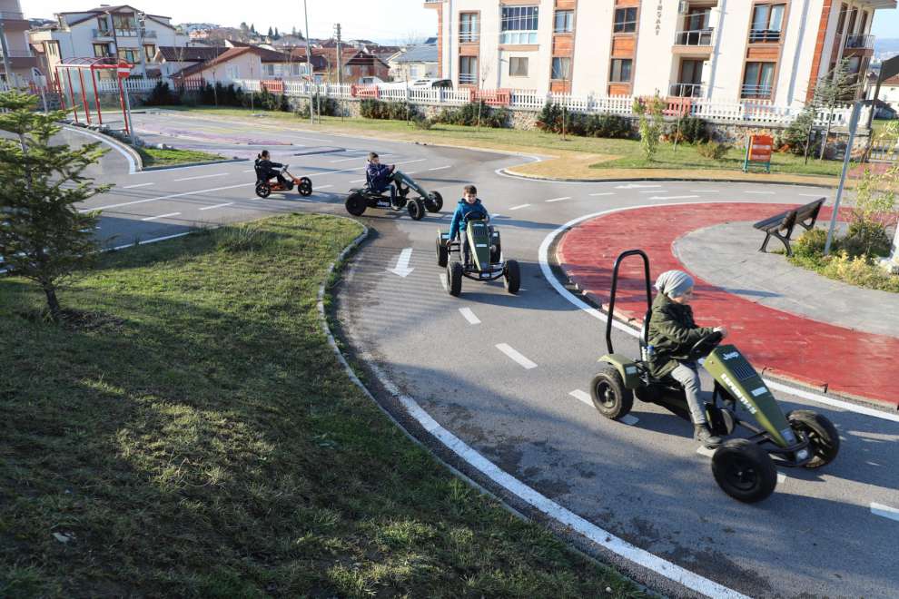 Bilgievleri öğrencileri trafik eğitim parkında