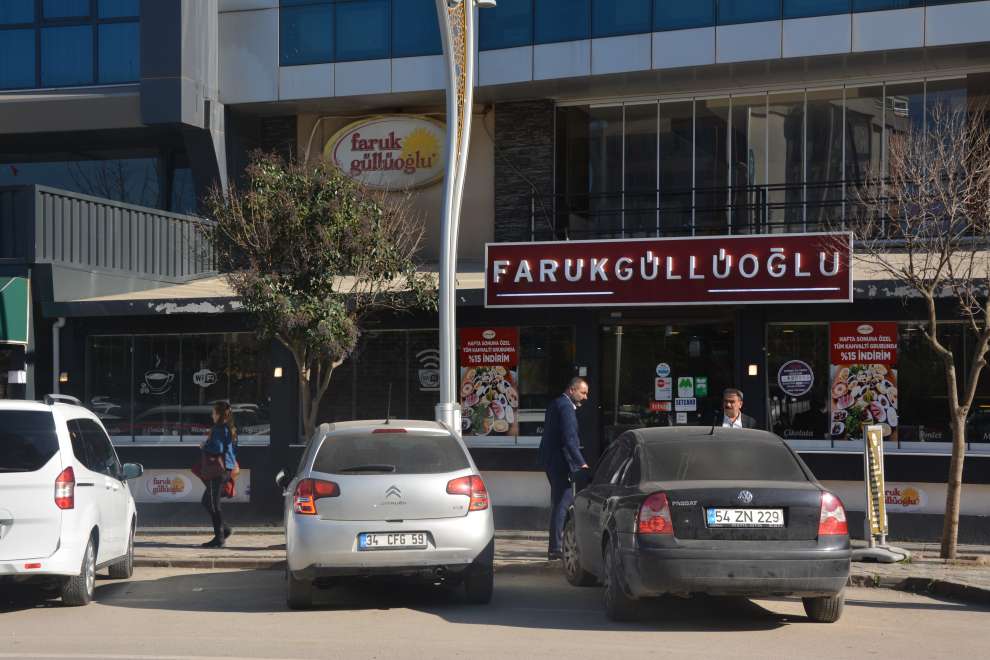 Bir buçuk yıl önce iş insanı Oktay Torun tarafından işletmeciliği alınan Faruk Güllüoğlu Gebze Şubesi, ilçede ye-iç sektörünün gözdesi oldu.