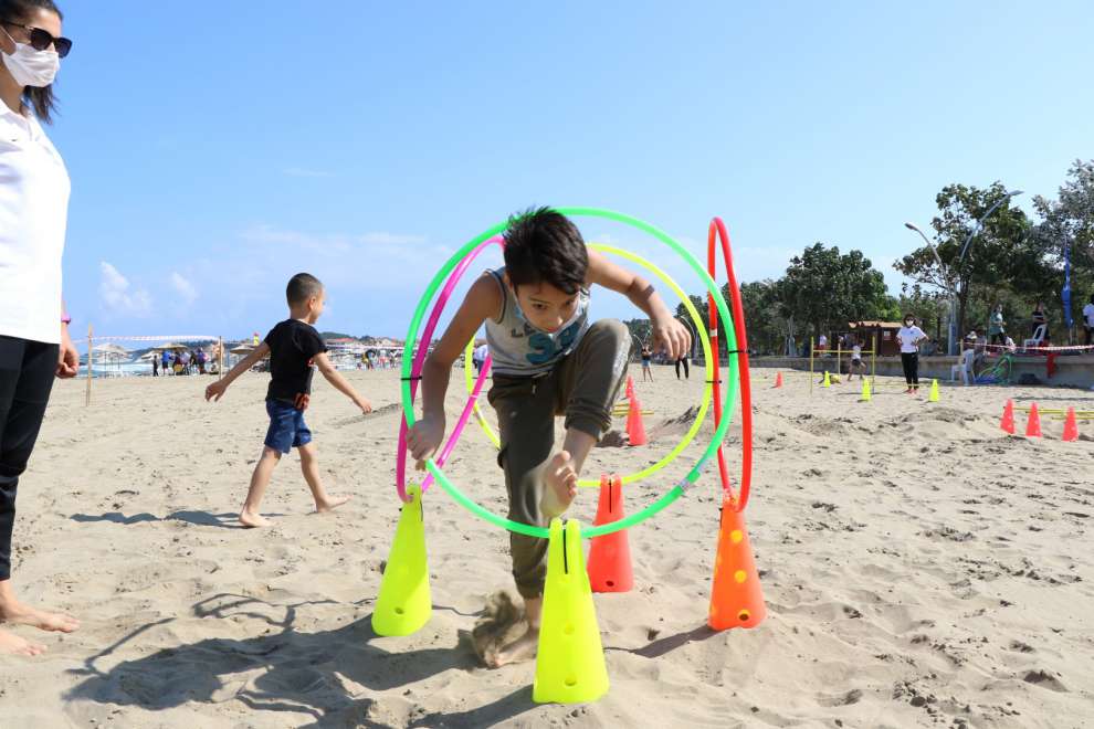 Büyükşehir Belediyesi, Kandıra Cebeci sahilinde çocuklara yönelik etkinlik gerçekleştirdi