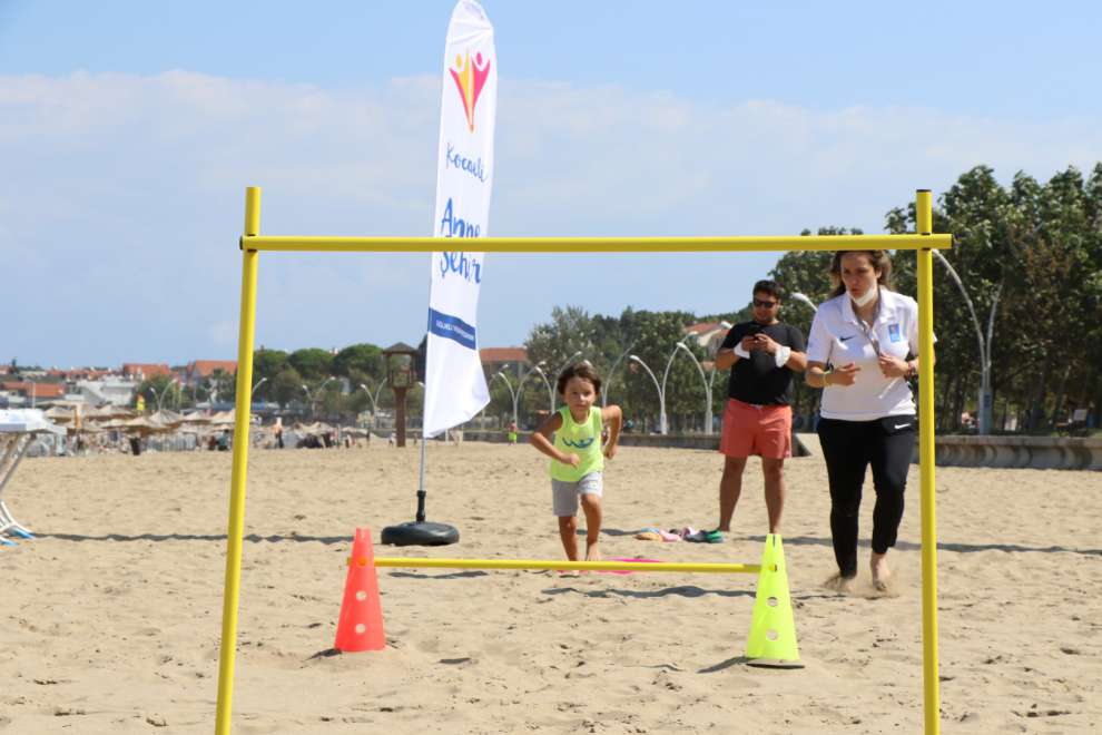 Büyükşehir Belediyesi, Kandıra Cebeci sahilinde çocuklara yönelik etkinlik gerçekleştirdi