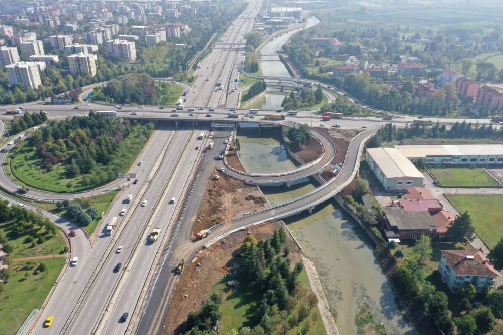 Büyükşehir Belediyesi Yahya Kaptan Yoncalı Kavşağı’nda çevre düzenlemesi yapıyor.