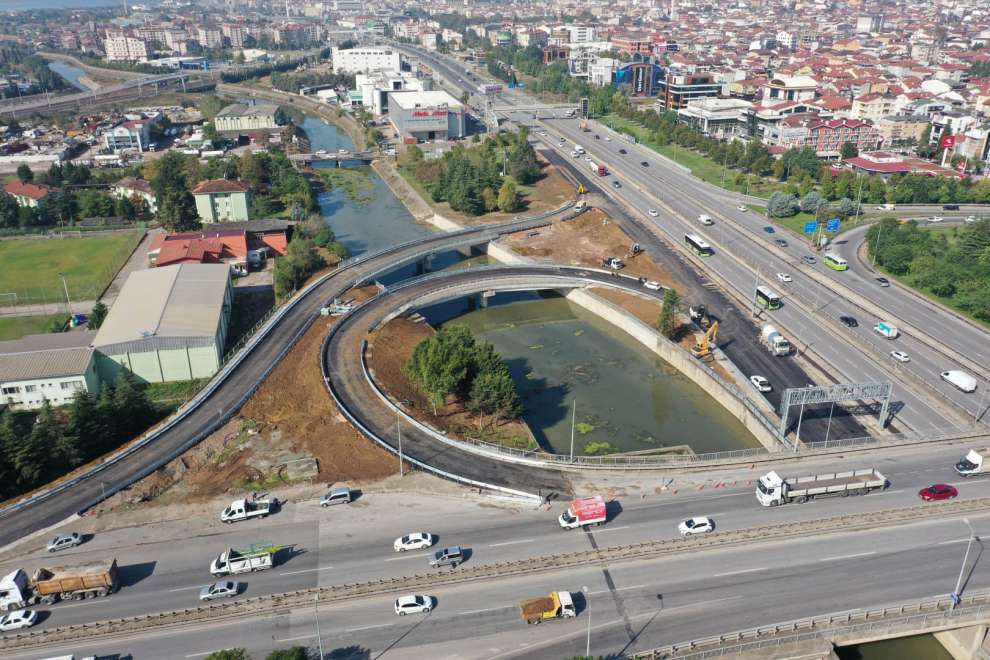 Büyükşehir Belediyesi Yahya Kaptan Yoncalı Kavşağı’nda çevre düzenlemesi yapıyor.