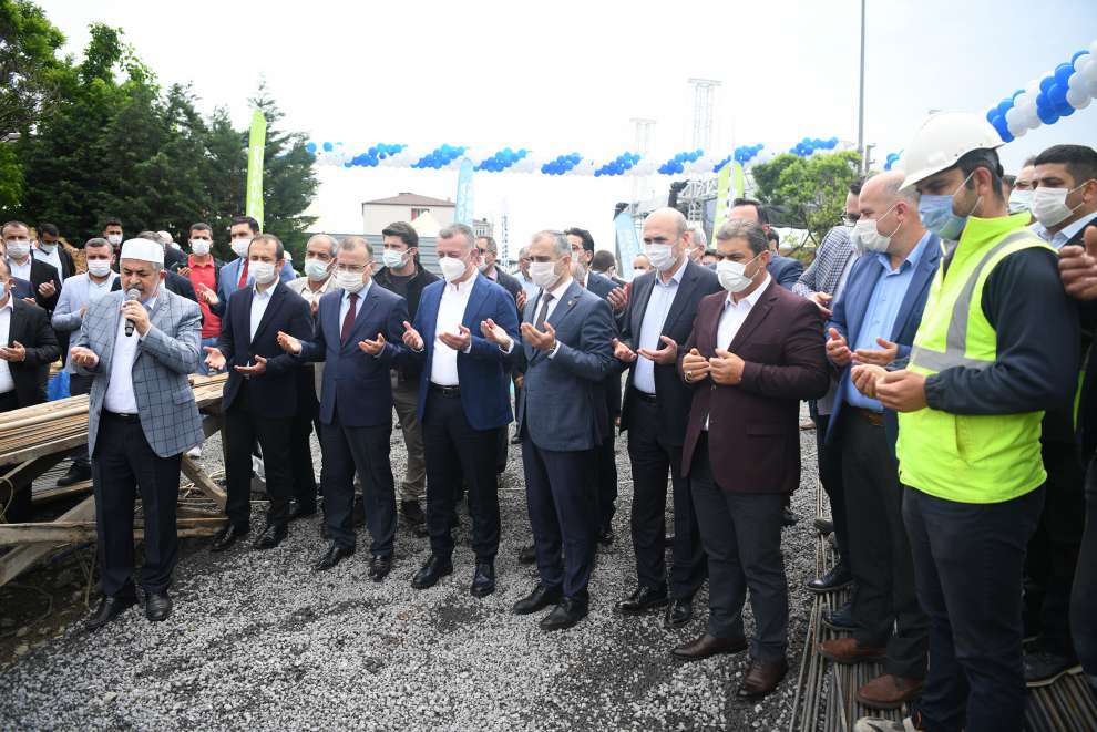 Çayırova Belediyesi Şekerpınar Bilgi Evi ve Aile Sağlığı Merkezi’nin temeli düzenlenen törenle atıldı.