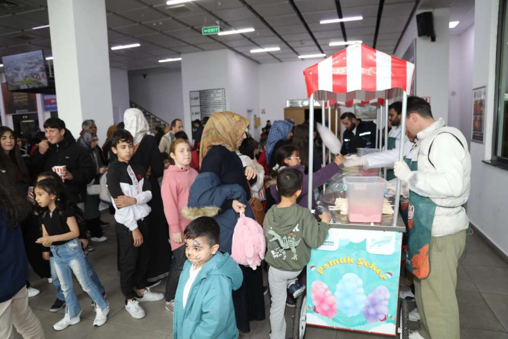 Çayırovalı çocuklar, hafta sonunu tiyatroyla dolu geçirdi