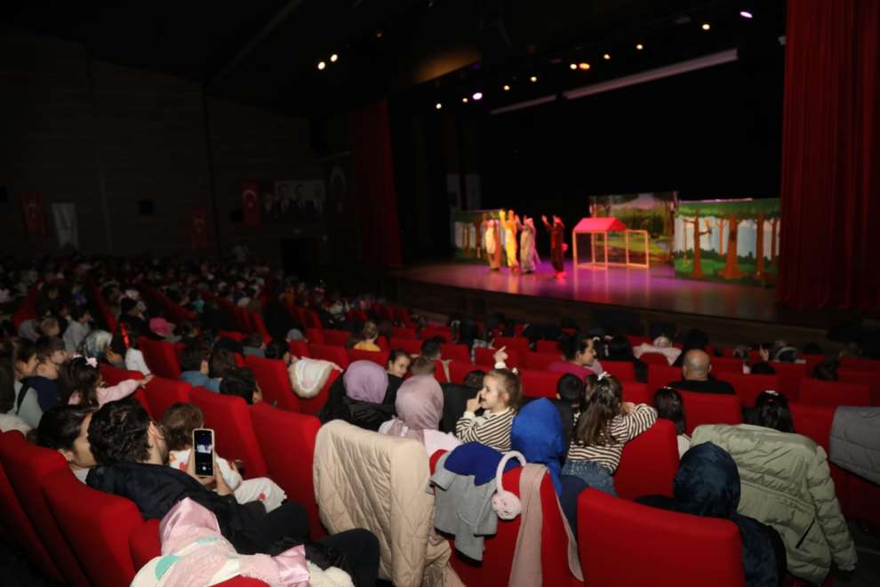 Çayırovalı çocuklar, yılın son etkinliklerinde doyasıya eğlendi