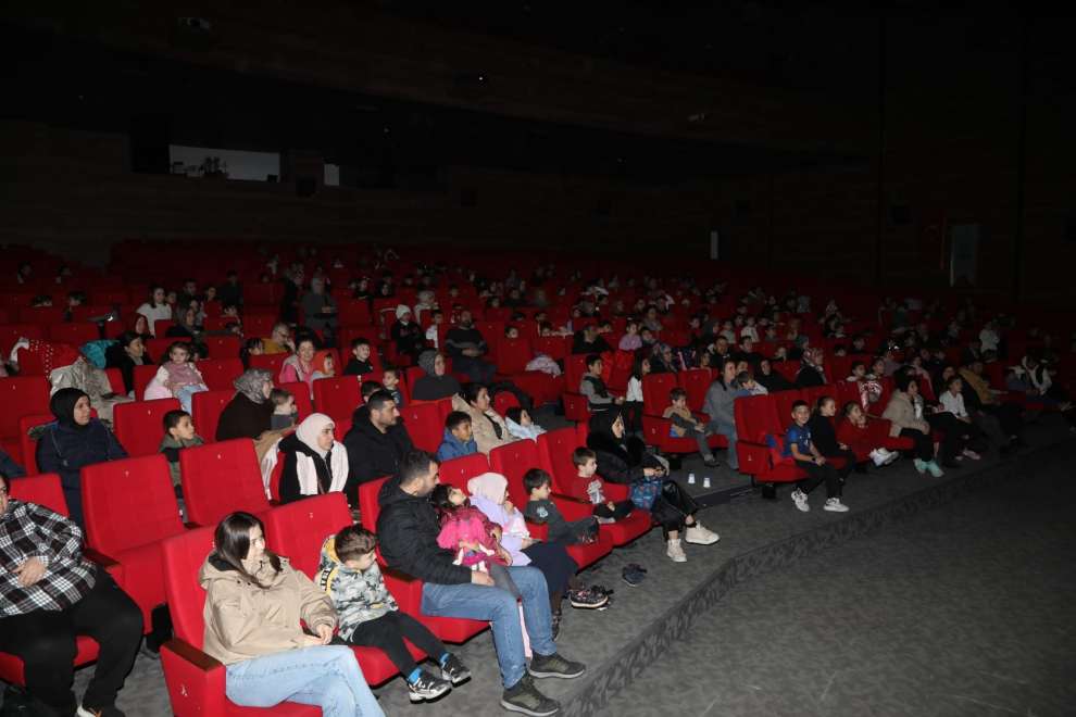 Çayırovalı çocuklar, yılın son etkinliklerinde doyasıya eğlendi