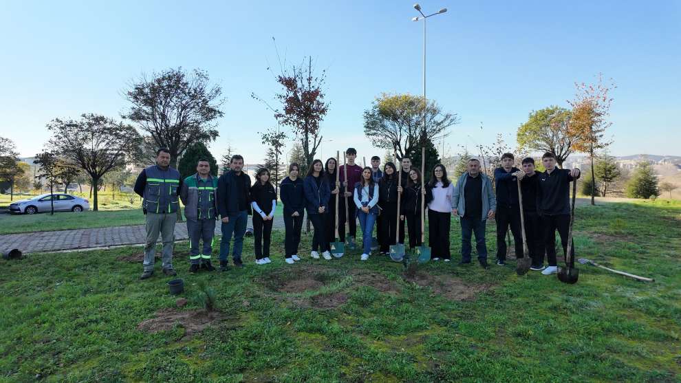 Çayırovalı öğrenciler, fidanları toprakla buluşturdu