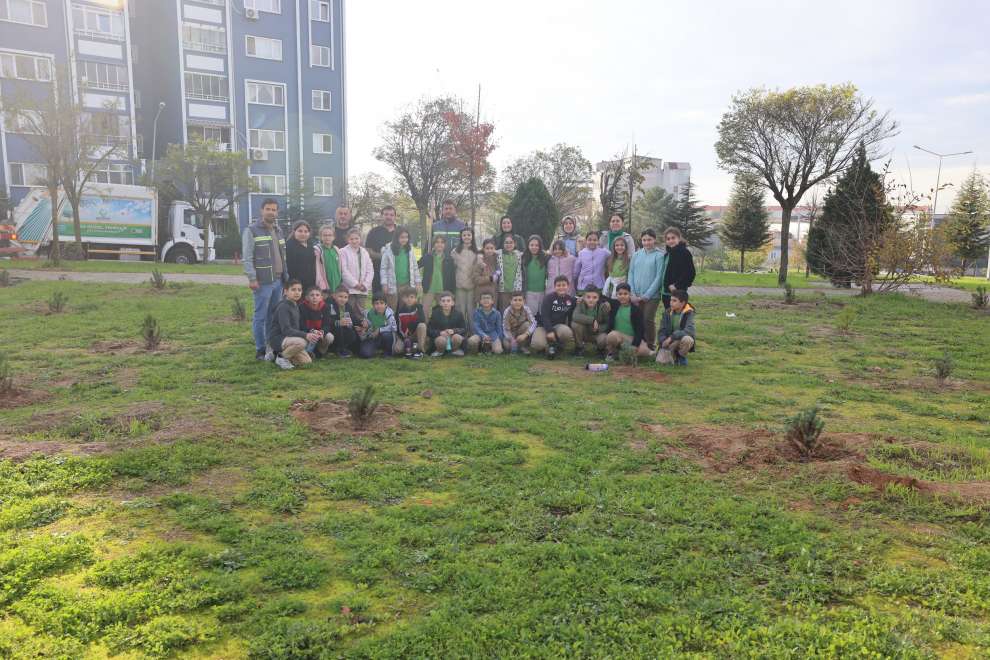 Çayırovalı öğrenciler, fidanları toprakla buluşturdu