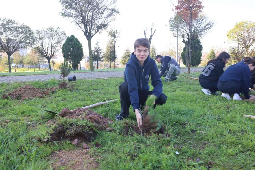 Çayırovalı öğrenciler, fidanları toprakla buluşturdu
