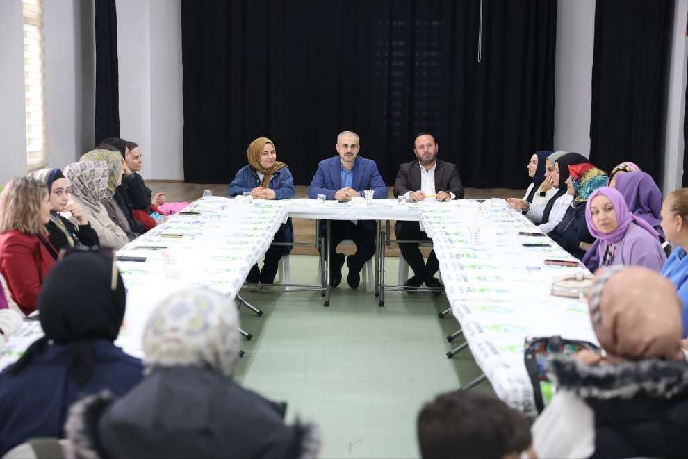 Çiftçi, Akse Bilgi Evi’ndeki kursiyer ve velilerle bir araya geldi