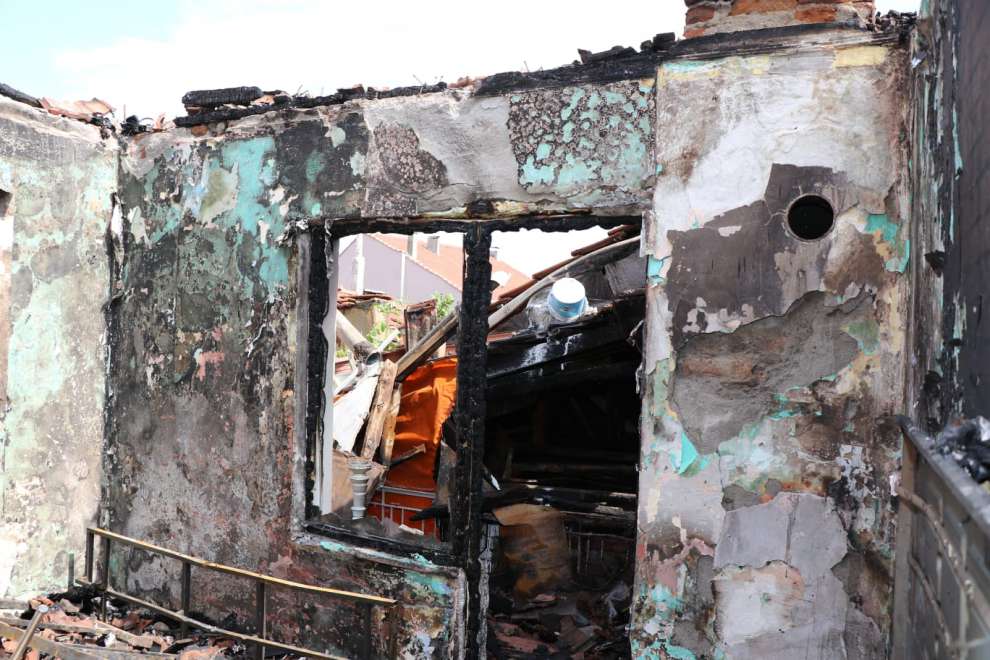 Çukurbağ Mahallesinde çıkan yangında evsiz kalan 3 aileden 12 kişiyi Barınma Merkezine yerleştirildi.