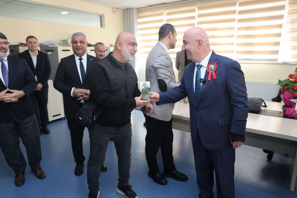 DARICA BELEDİYESİ, ÖĞRETMENLER GÜNÜNÜ ÇİÇEKLERLE KUTLADI