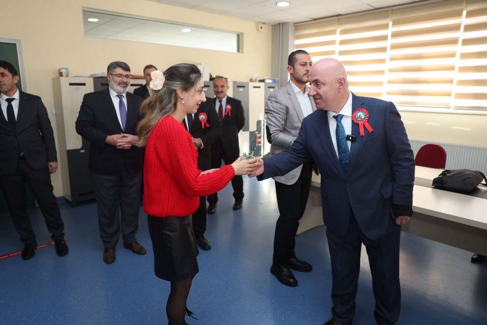 DARICA BELEDİYESİ, ÖĞRETMENLER GÜNÜNÜ ÇİÇEKLERLE KUTLADI