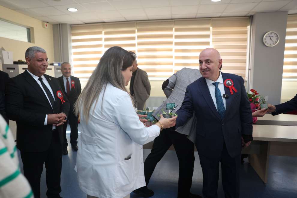 DARICA BELEDİYESİ, ÖĞRETMENLER GÜNÜNÜ ÇİÇEKLERLE KUTLADI