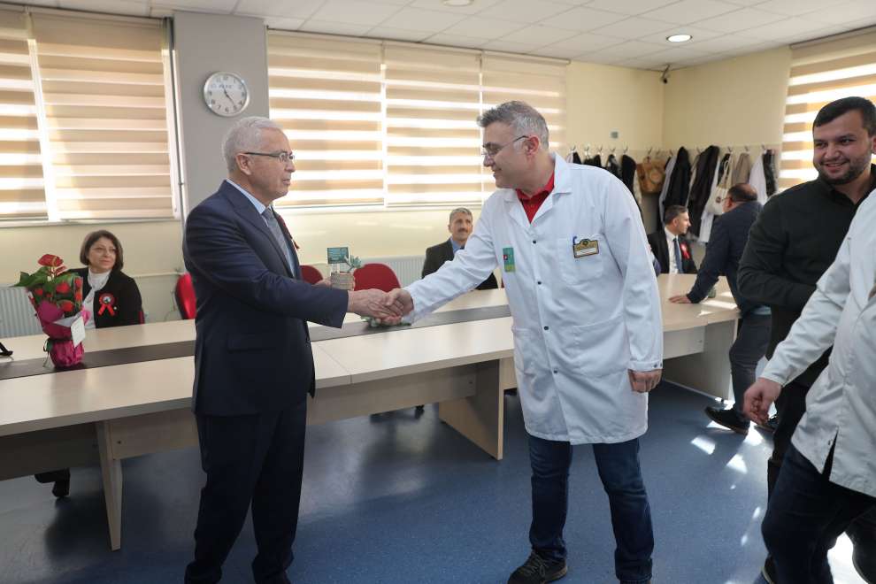 DARICA BELEDİYESİ, ÖĞRETMENLER GÜNÜNÜ ÇİÇEKLERLE KUTLADI