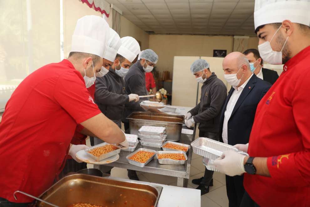 Darıca’da karantinadaki vatandaşlara sıcak yemek desteği