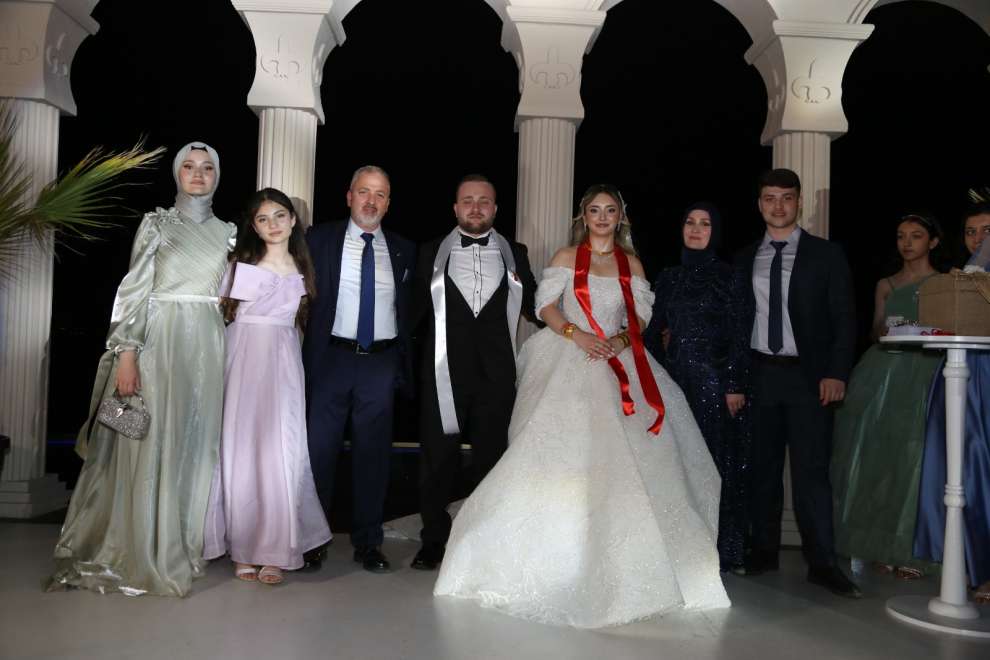 Deniz ile Ümitin Düğününde iş , sanat , siyaset ve spor dünyasının seçkin isimleri bir araya geldi.