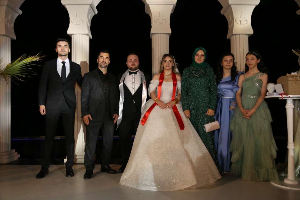 Deniz ile Ümitin Düğününde iş , sanat , siyaset ve spor dünyasının seçkin isimleri bir araya geldi.