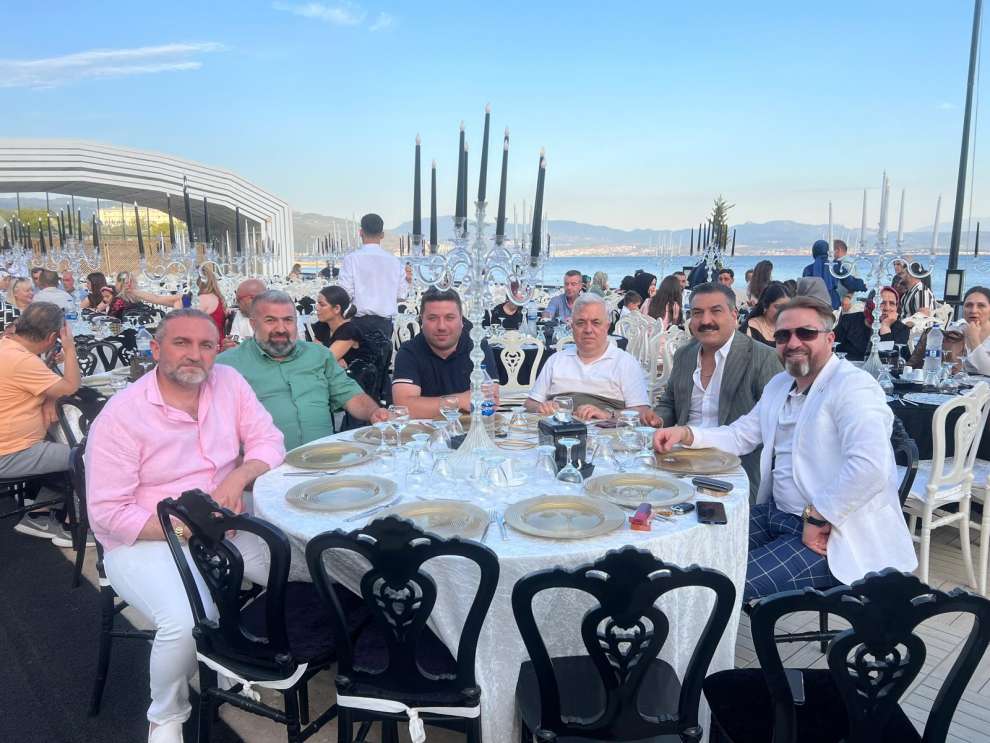 Deniz ile Ümitin Düğününde iş , sanat , siyaset ve spor dünyasının seçkin isimleri bir araya geldi.