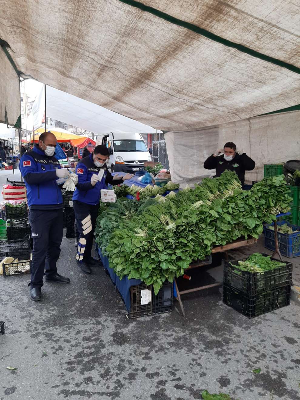 Dilovası’nda pazarcı esnafına maske ve eldiven dağıtıldı