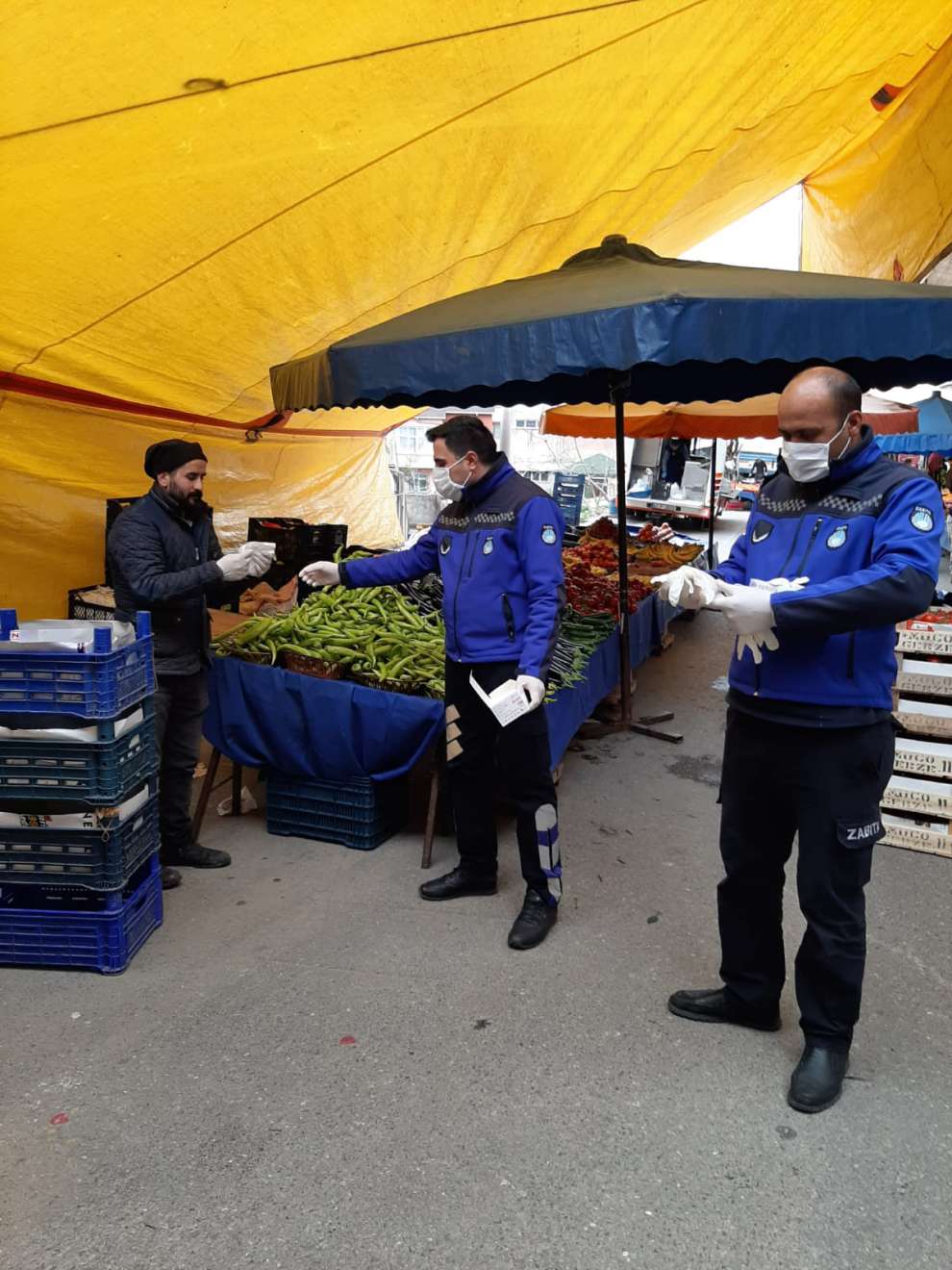 Dilovası’nda pazarcı esnafına maske ve eldiven dağıtıldı