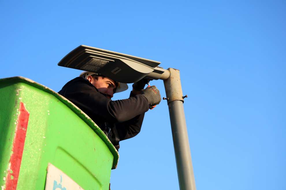 Duraklara güneş enerjili aydınlatma çözümü