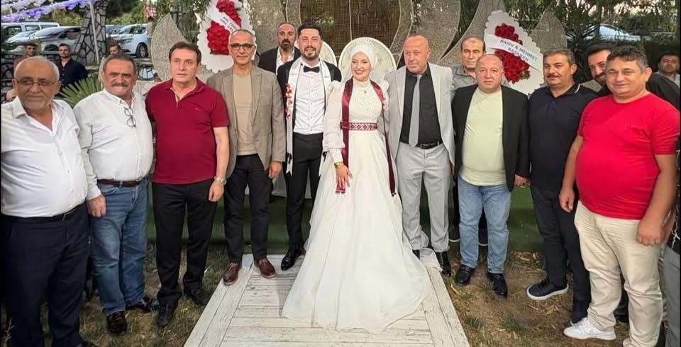 Emine & Erdinin düğününe bölgemizin iş, siyaset, bürokrasi , ticaret ve STK temsilcilerinden çok fazla isim geldi.