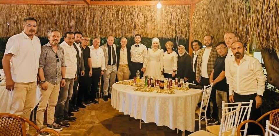 Emine & Erdinin düğününe bölgemizin iş, siyaset, bürokrasi , ticaret ve STK temsilcilerinden çok fazla isim geldi.