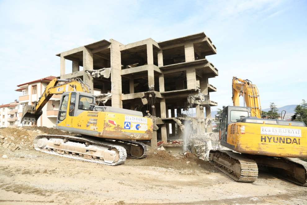 GÖLCÜK BELEDİYESİ, DEĞİRMENDERE’DE ORTA HASARLI 6 KATLI BİNADA YIKIMINI GERÇEKLEŞTİRİYOR