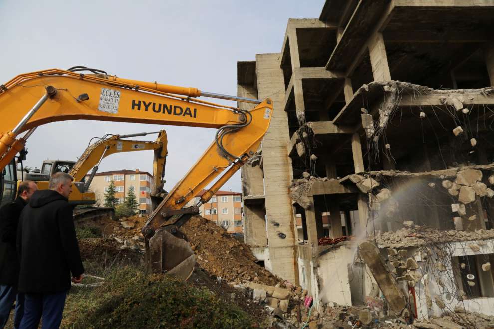 GÖLCÜK BELEDİYESİ, DEĞİRMENDERE’DE ORTA HASARLI 6 KATLI BİNADA YIKIMINI GERÇEKLEŞTİRİYOR